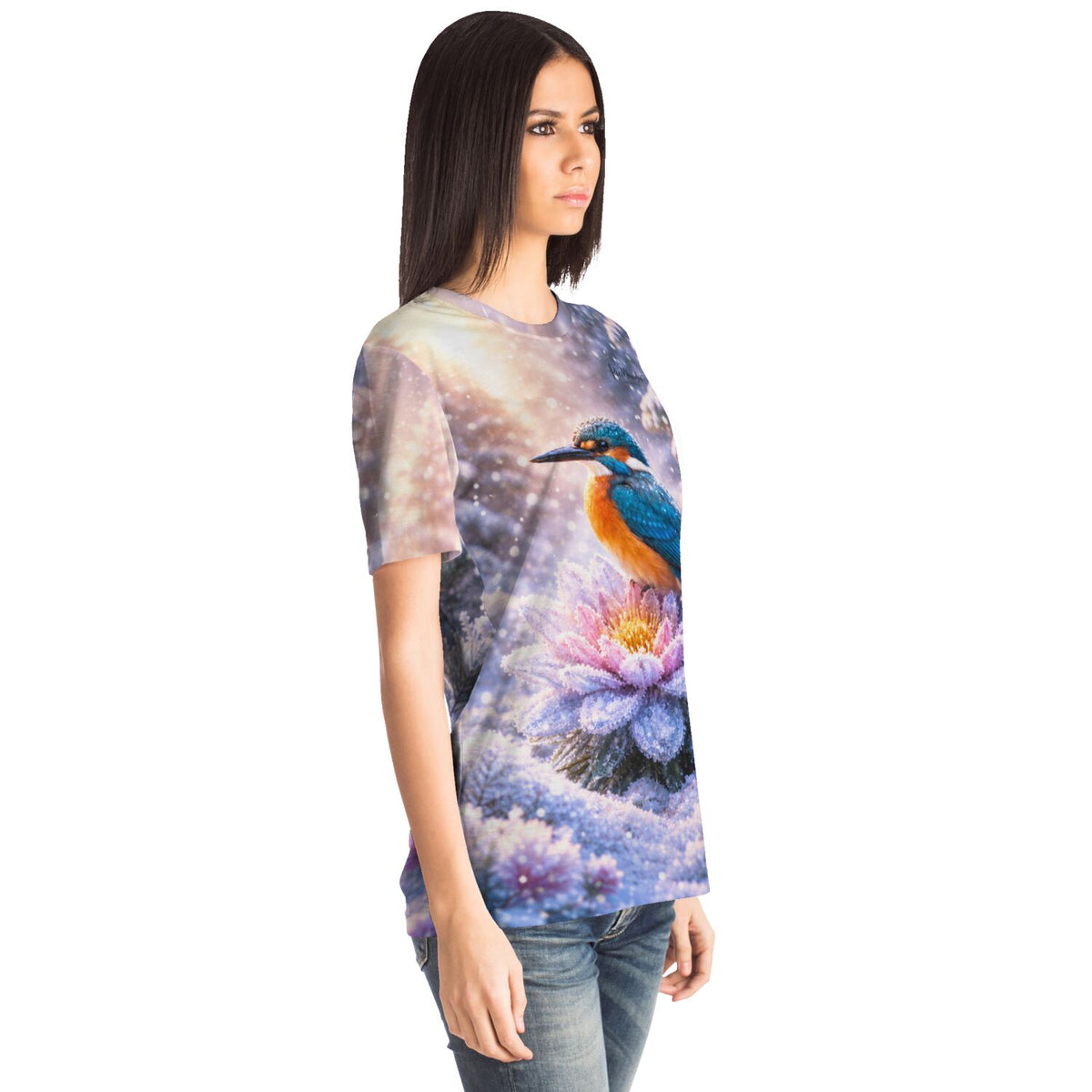 Frau trägt Dreamer T-Shirt mit Eisvogel-Motiv, inspiriert durch Diamond Painting und Malen nach Zahlen Designs