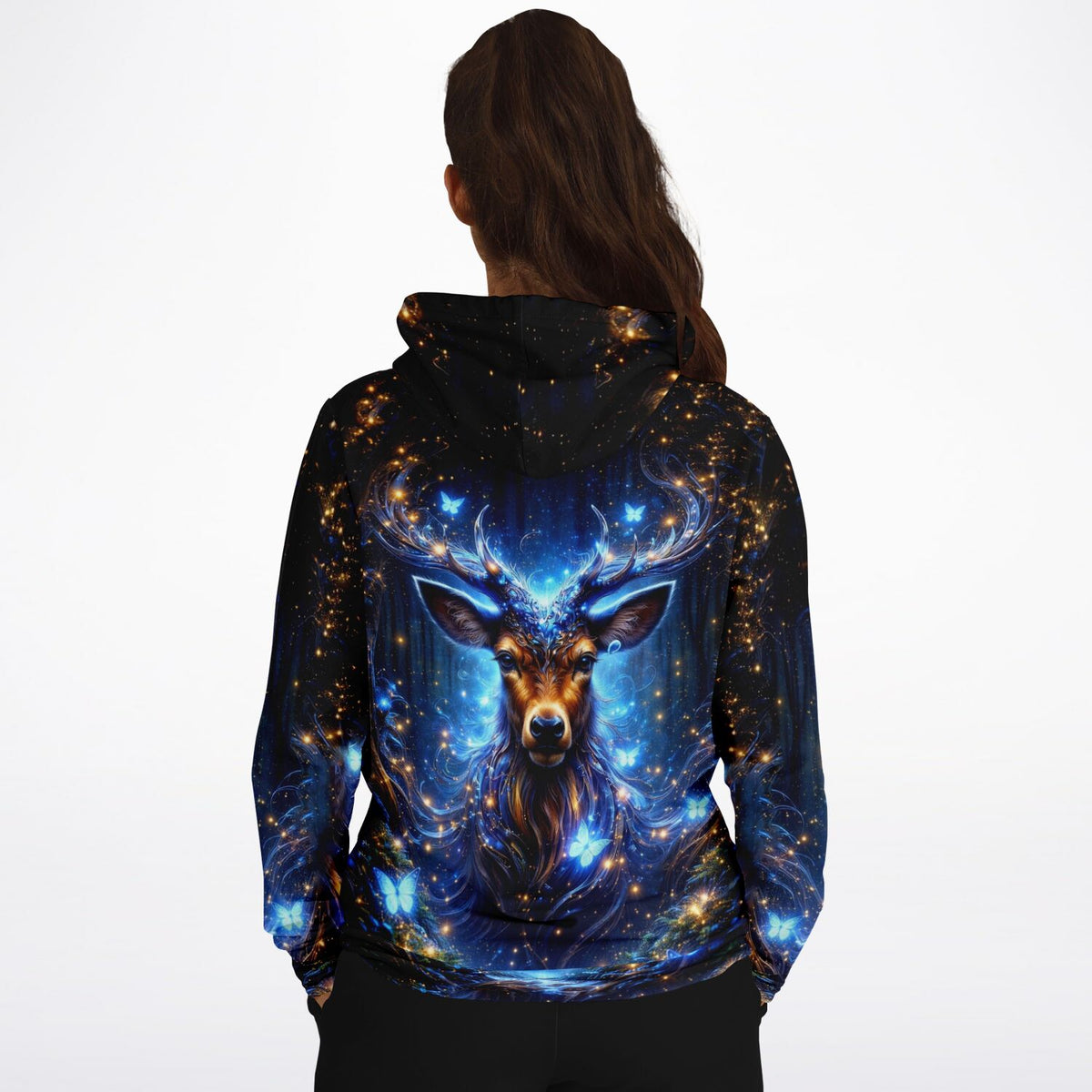 Dreamer Hoodie Wächter des Waldes mit magischem Hirsch-Motiv, leuchtenden Schmetterlingen und Fantasy-Wald-Design