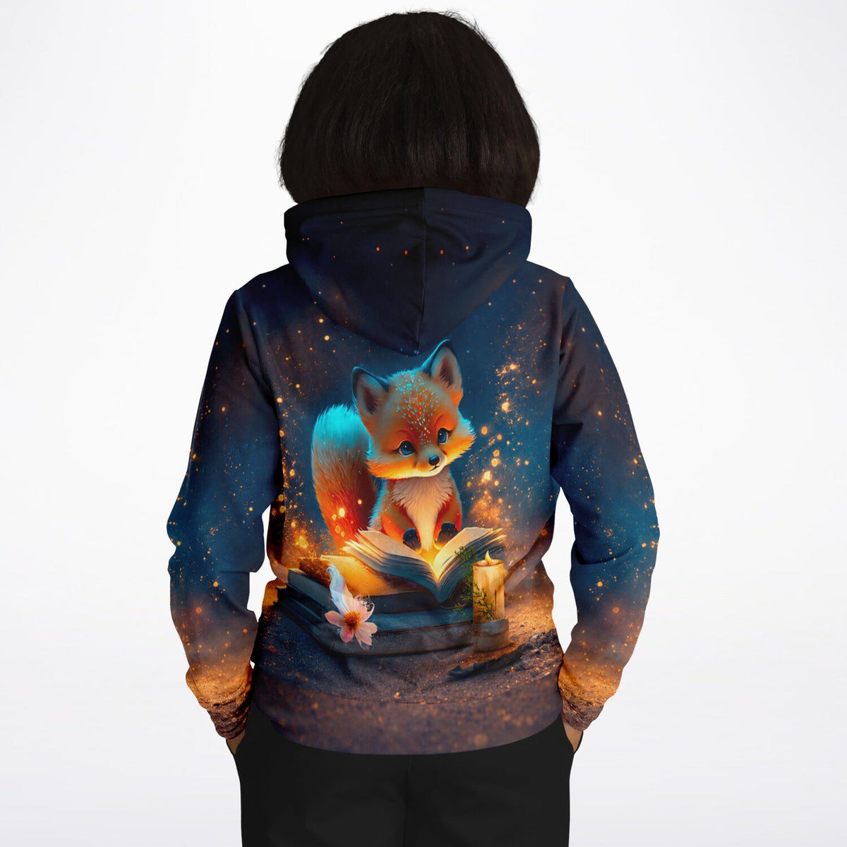 Dreamer Hoodie mit magischem Fuchsmotiv, lesend bei Kerzenschein im Stil von Diamond Painting Kunstwerken