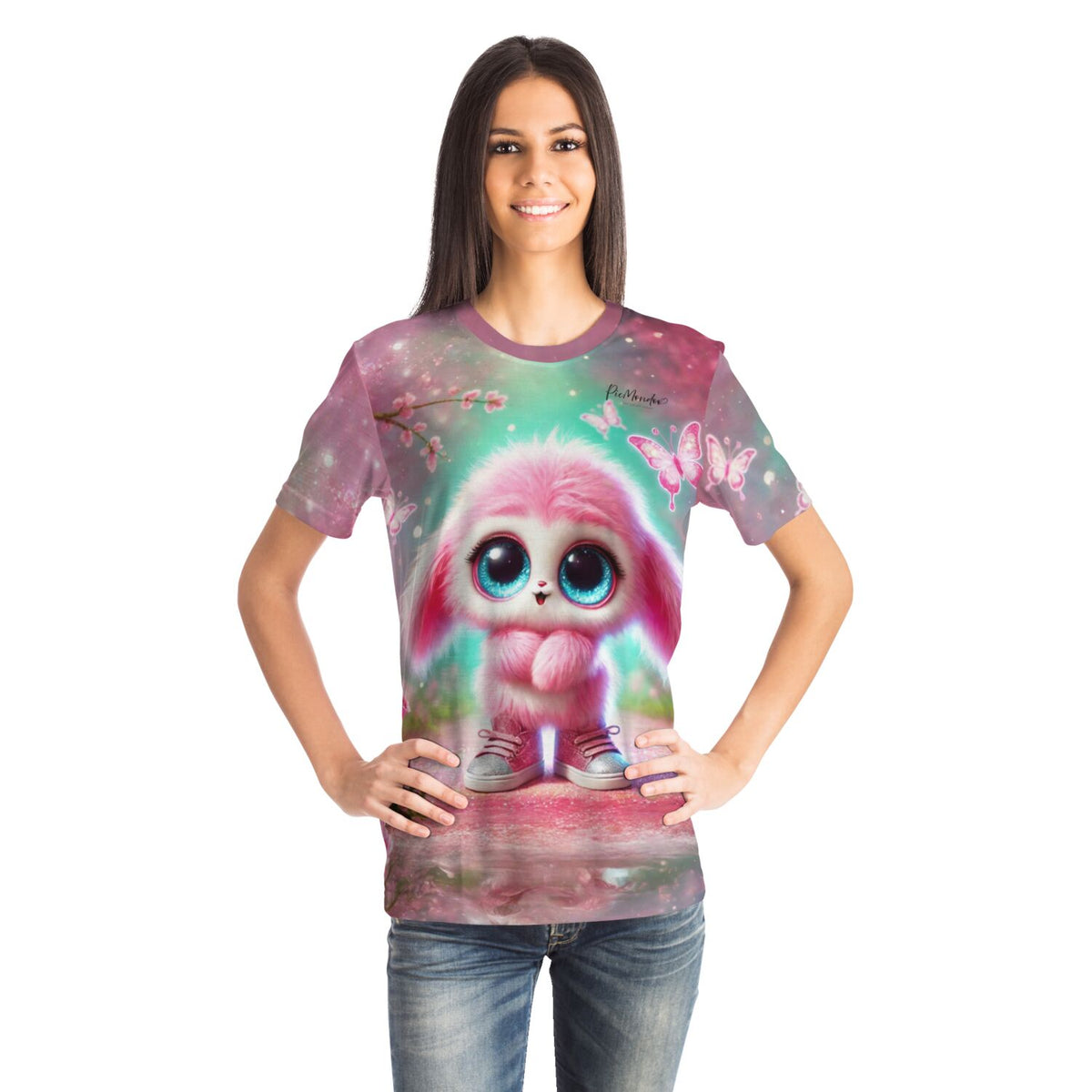 Frau trägt rosa Dreamer T-Shirt mit flauschigem Fluffel Knuffel Motiv, das an Diamond Painting Designs erinnert.