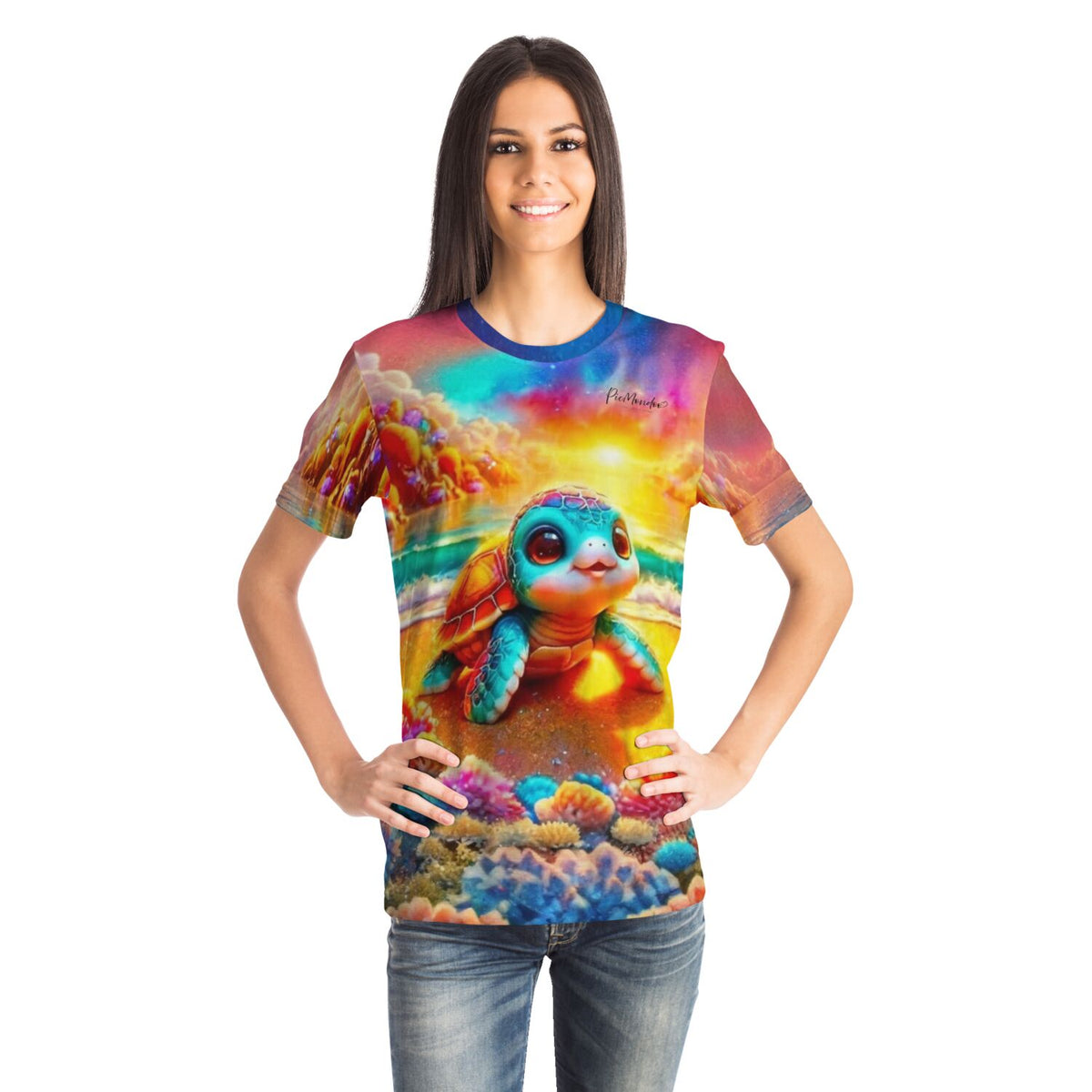 Frau trägt T-Shirt mit buntem Schildkröten-Motiv im Diamond Painting Stil, perfekt für Fans von Malen nach Zahlen Sets.