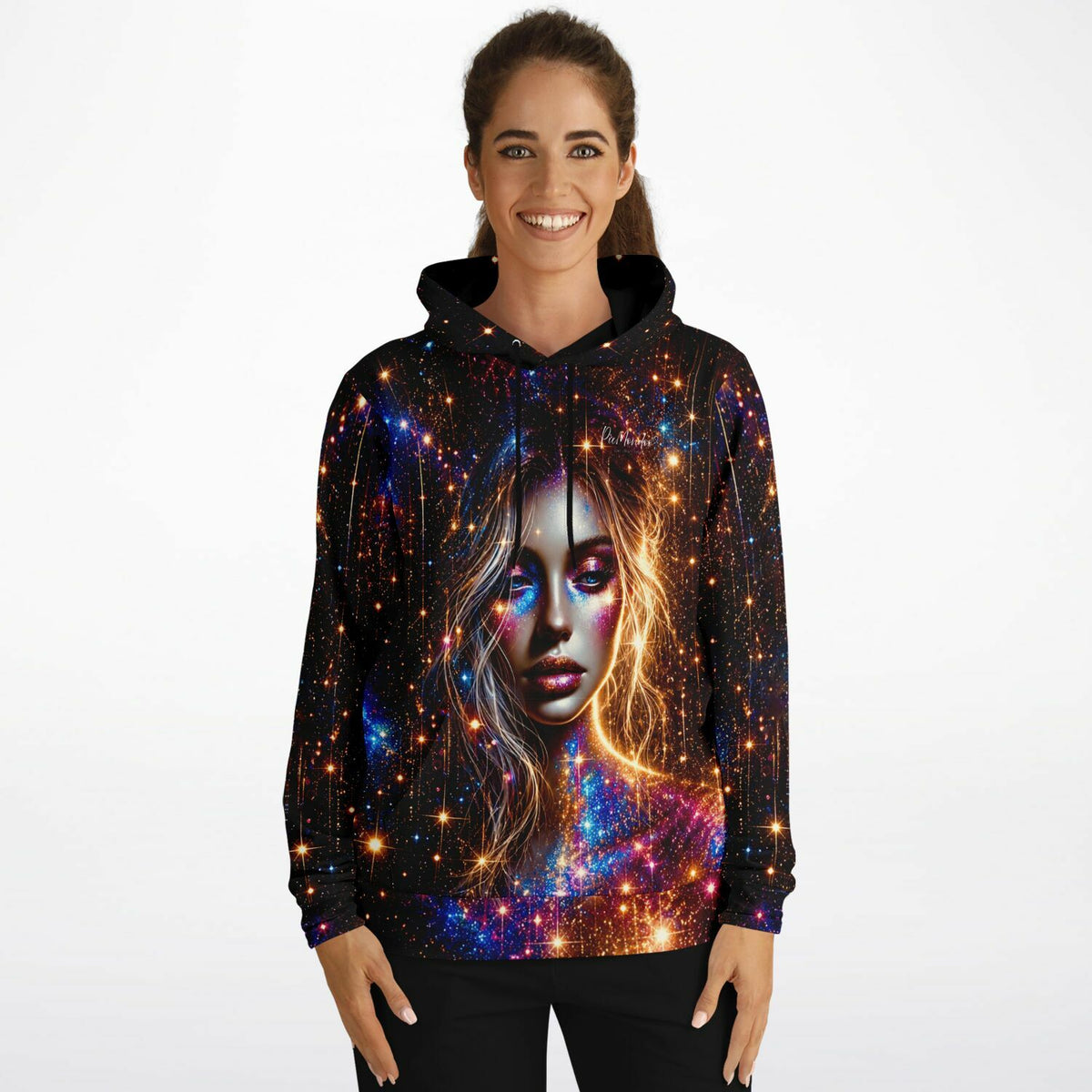 Frau trägt Hoodie Elara mit kosmischem Galaxy-Motiv, das an kunstvolle Diamond Painting und Malen nach Zahlen Looks erinnert