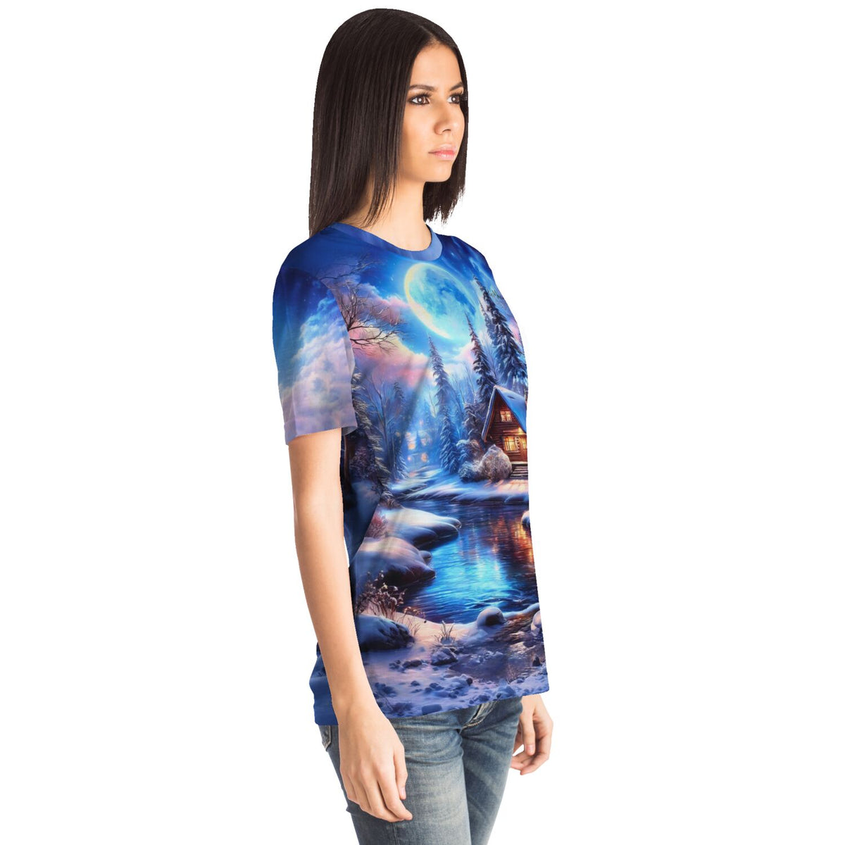 Frau trägt Dreamer T-Shirt mit winterlicher Mondschein-Landschaft, bekannt von Diamond Painting Motiven
