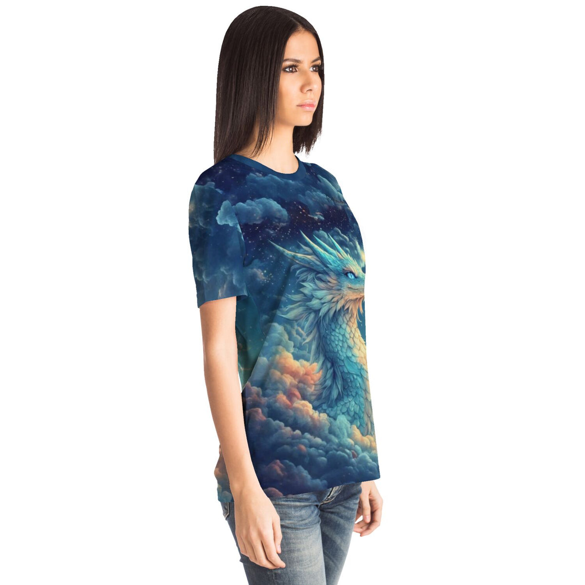 Frau trägt blaues T-Shirt mit Saphira Himmelsdrache Motiv im Stil von Diamond Painting und Malen nach Zahlen Designs