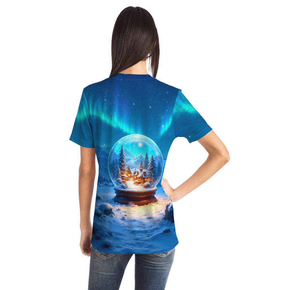T-Shirt mit Schneekugel-Motiv, verschneiter Winterlandschaft und Polarlichtern, im Stil moderner Diamond Painting Designs.