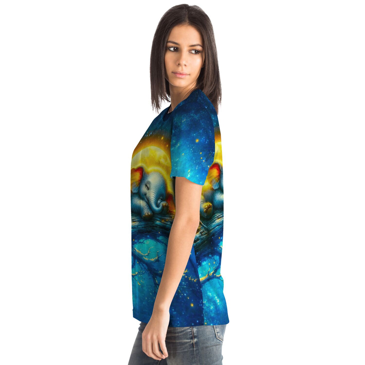 Frau trägt Dreamer T-Shirt mit Mondschein Elefant Motiv, bekannt aus Diamond Painting und Malen nach Zahlen Kunst