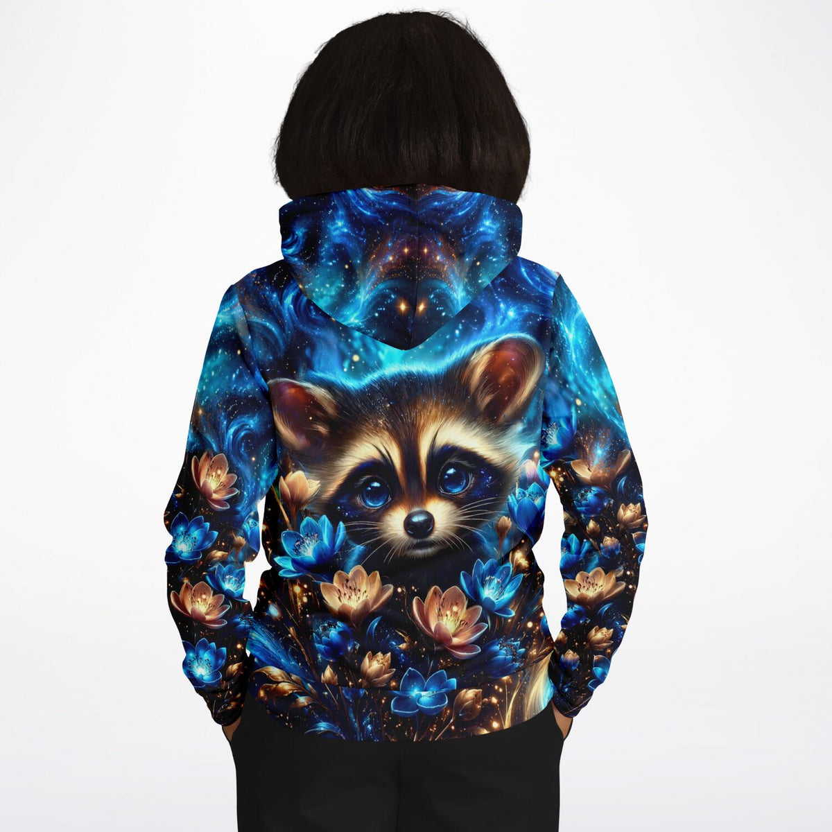Dreamer Hoodie mit Waschbär-Motiv, umgeben von leuchtenden Blumen und Galaxie-Design in Blau- und Goldtönen.