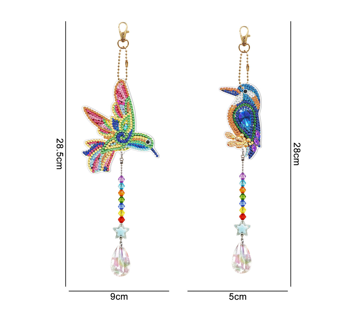Zwei Diamond Painting Mini Aufhänger als bunte Vögel mit funkelnden Steinen und Kristallen als Dekoration zum Aufhängen.