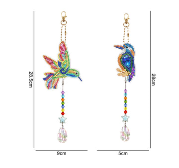 Zwei Diamond Painting Mini Aufhänger als bunte Vögel mit funkelnden Steinen und Kristallen als Dekoration zum Aufhängen.