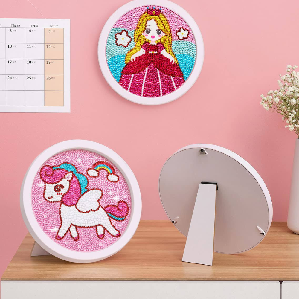 Rundes Diamond Painting Set für Kinder mit Prinzessin und Einhorn Motiv, inklusive weißem Rahmen zum Aufstellen.