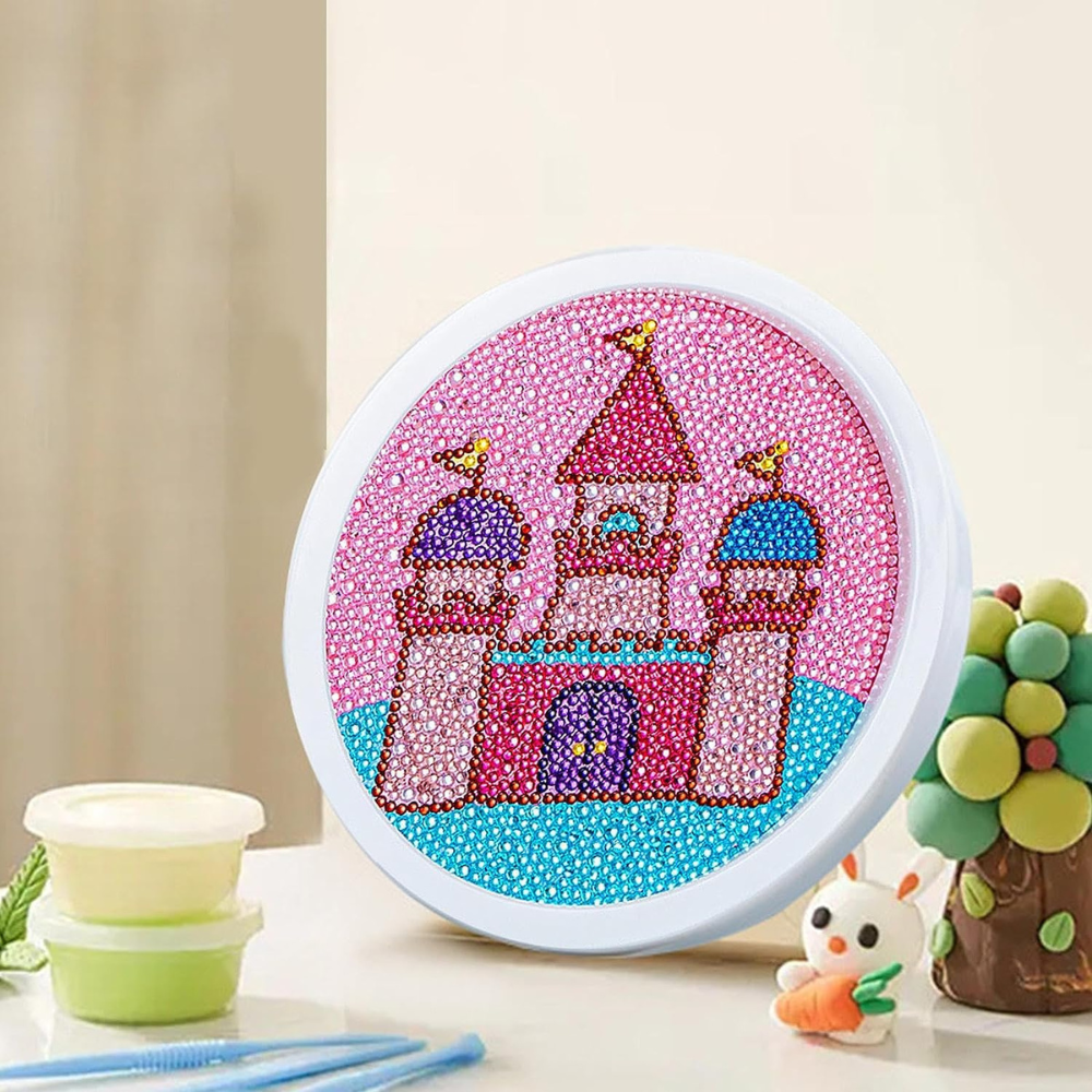 Diamond Painting für Kinder mit Märchenschloss-Motiv in rundem Rahmen, besetzt mit funkelnden Steinen in Pink und Blau.