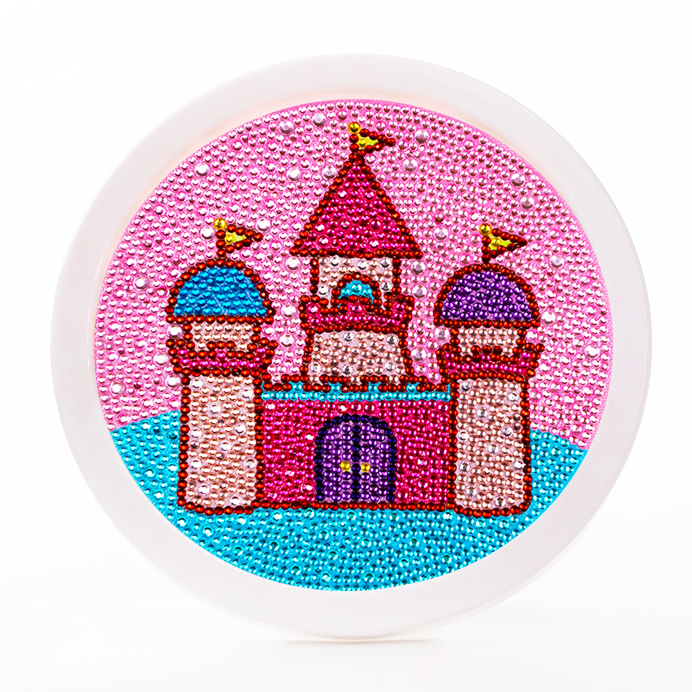 Diamond Painting Set für Kinder mit Märchenschloss Motiv in Rosa, inklusive rundem Rahmen und funkelnden Steinen.