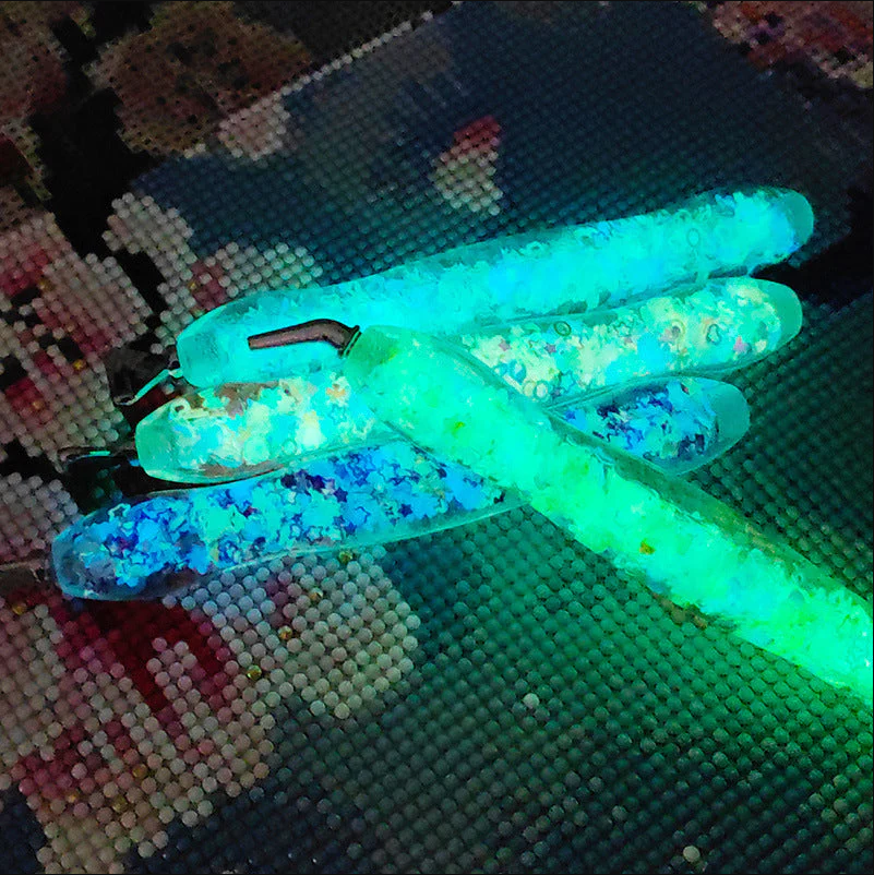 Leuchtender Diamond Painting Stift auf einem 5D Diamond Painting Bild für präzises Zubehör und bequemes Basteln