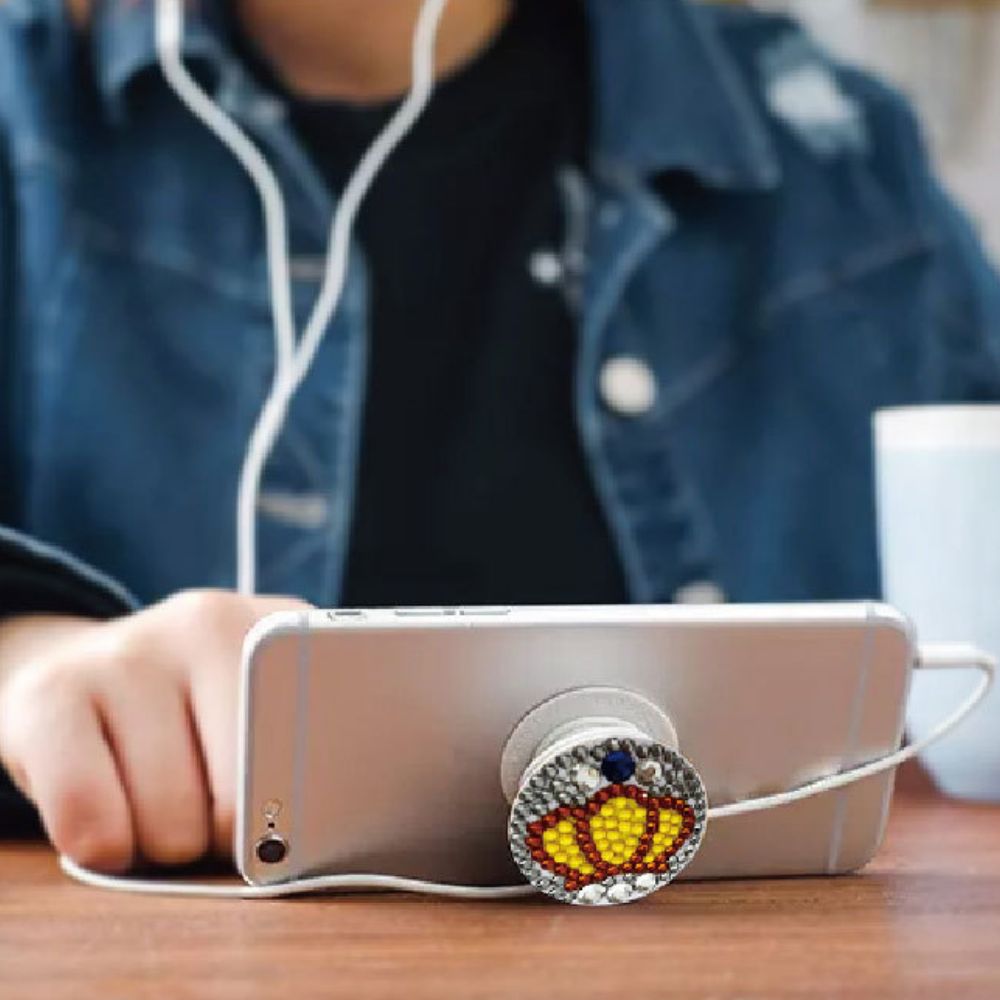 Diamond Painting Pop-Griff mit Kronenmotiv und glitzernden Steinen als praktisches Smartphone-Zubehör
