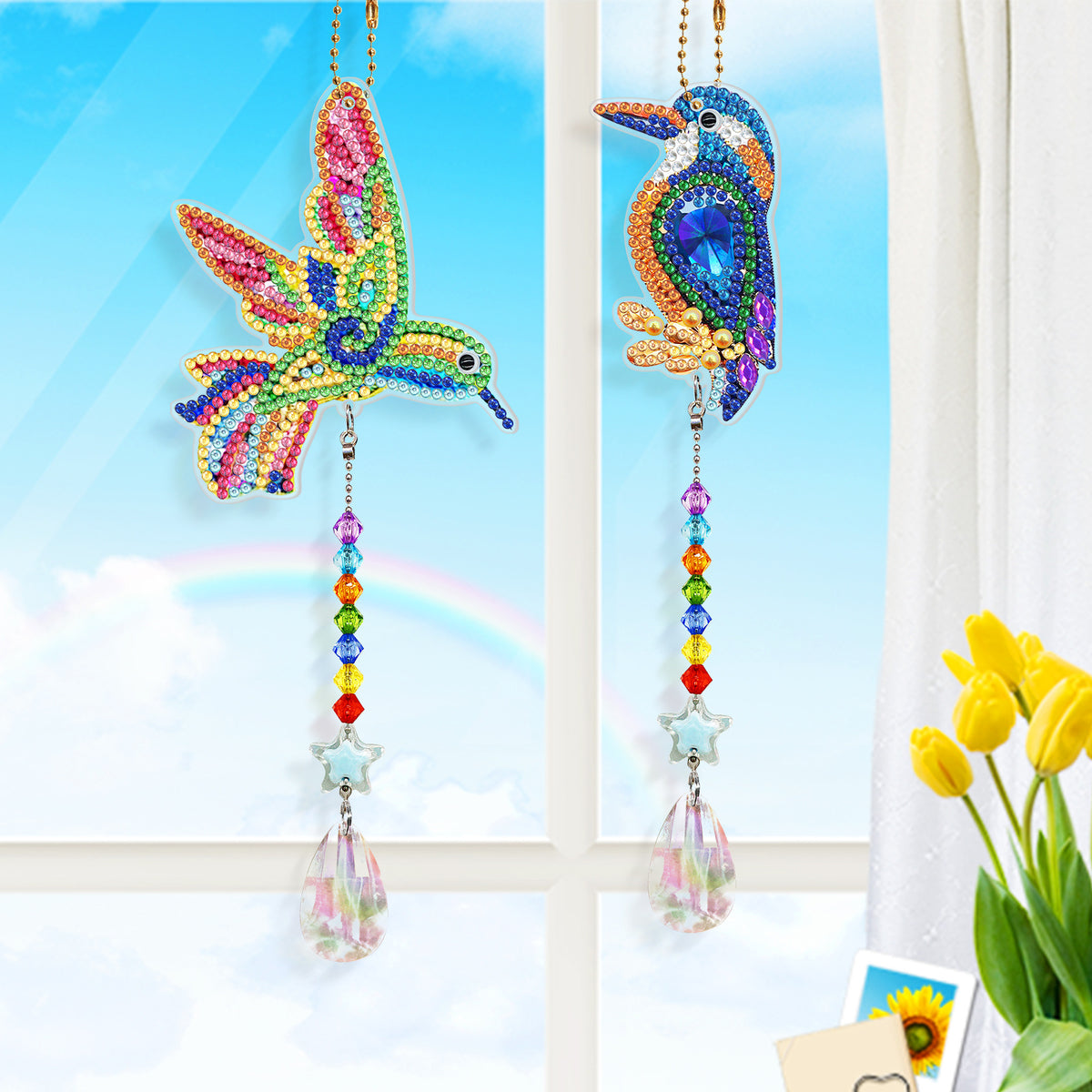 Zwei Diamond Painting Fenster-Aufhänger als bunte Vögel mit funkelnden Steinen und Kristall-Dekoration