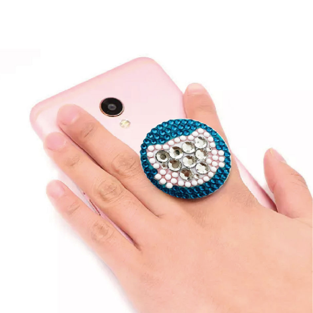 Diamond Painting Pop-Griff für Smartphone mit blau-weißem Glitzerstein-Design an einem rosa Handy