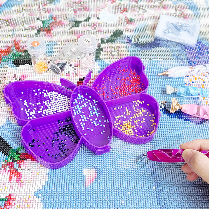 Violettes Diamond Painting Schmetterling-Schiffchen Set als Sortierhilfe für bunte Glitzersteine auf Leinwand