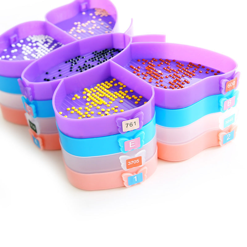 Stapelbares Diamond Painting Schiffchen Set in Schmetterlingsform mit bunter Sortierung von Diamanten