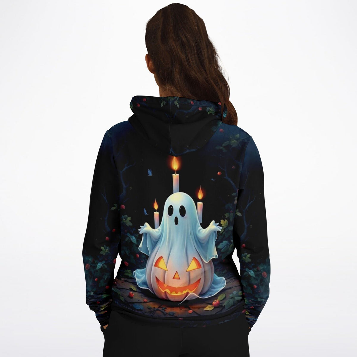 Hoodie mit Halloween-Motiv: Ein Geist auf einem leuchtenden Kürbis umgeben von brennenden Kerzen und düsterem Wald.