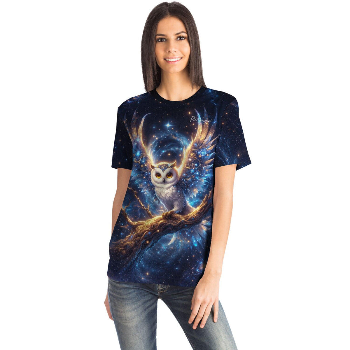 Frau trägt ein T-Shirt mit Eulen-Motiv im Galaxie-Design, passend zu Diamond Painting und Malen nach Zahlen Kunstwerken