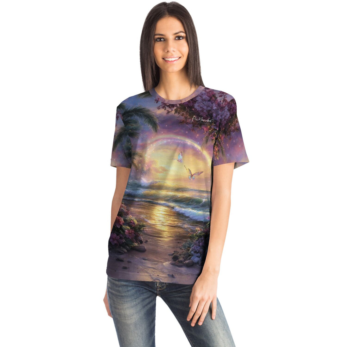 Frau trägt Dreamer T-Shirt mit traumhaftem Motiv aus Meer, Regenbogen und Schmetterlingen für Fans von Diamond Painting