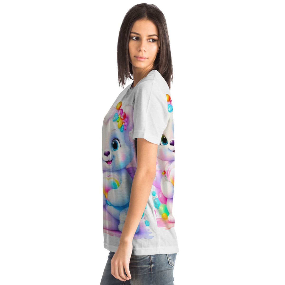 Frau trägt weißes T-Shirt mit farbenfrohem Herzensbärchen-Motiv im Stil von Diamond Painting und Malen nach Zahlen Designs
