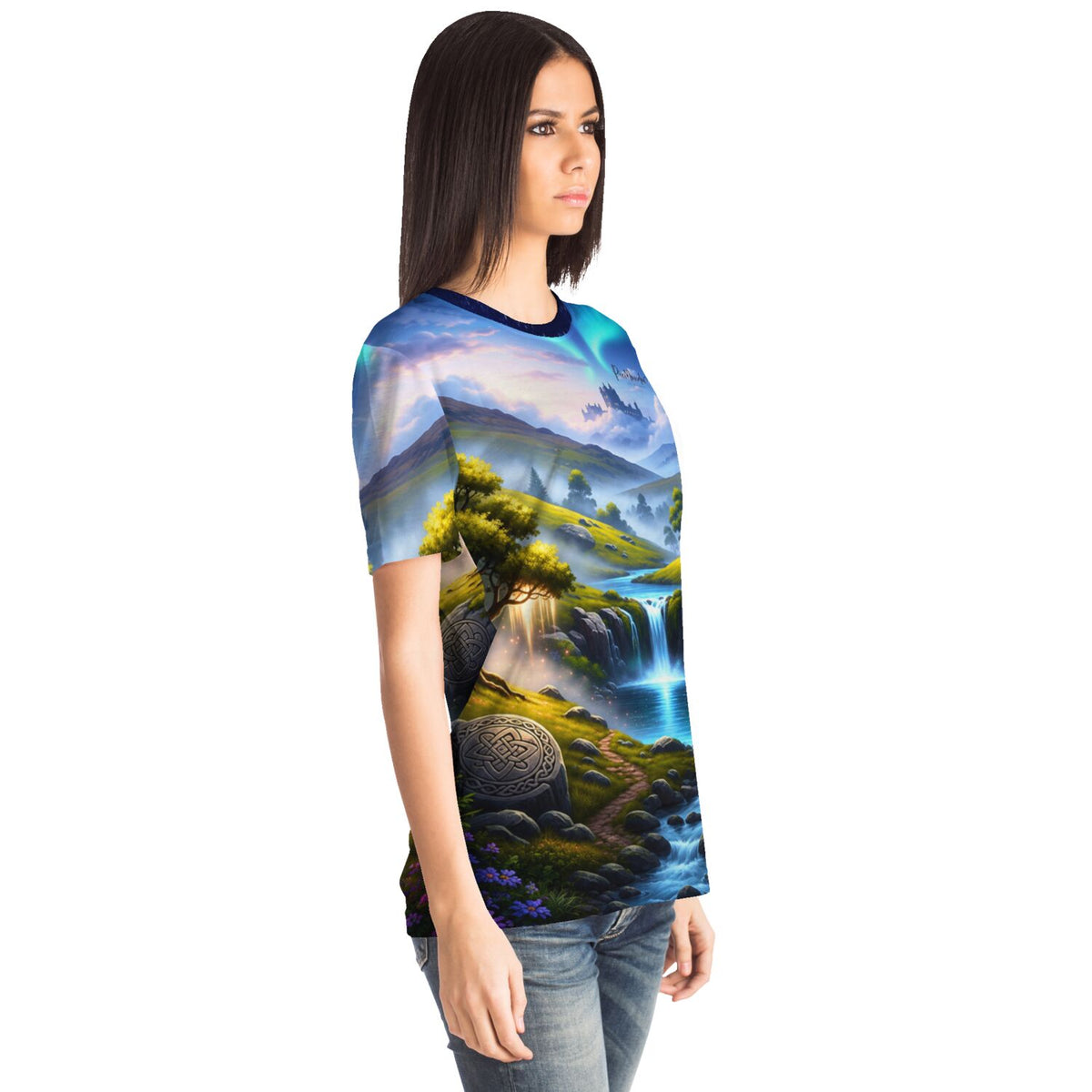 Frau trägt Dreamer T-Shirt mit Tal der Erinnerung Motiv, passend im Stil zu Diamond Painting und Malen nach Zahlen