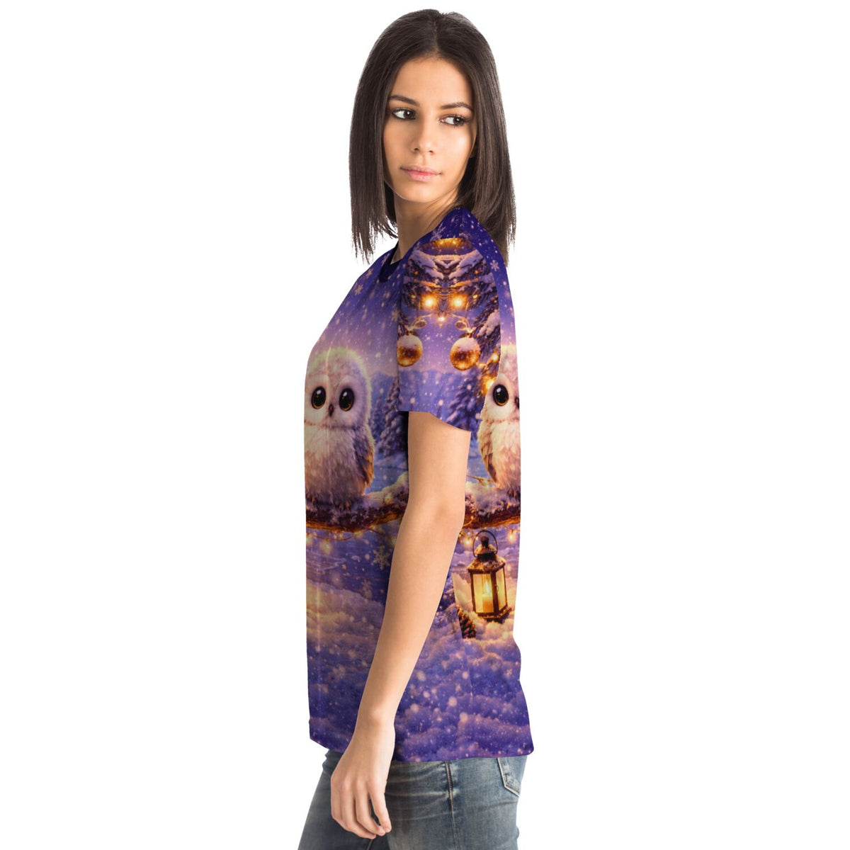 Frau trägt Dreamer T-Shirt mit Eulen Motiv, passend im Stil zu Diamond Painting oder Malen nach Zahlen Winterlandschaft