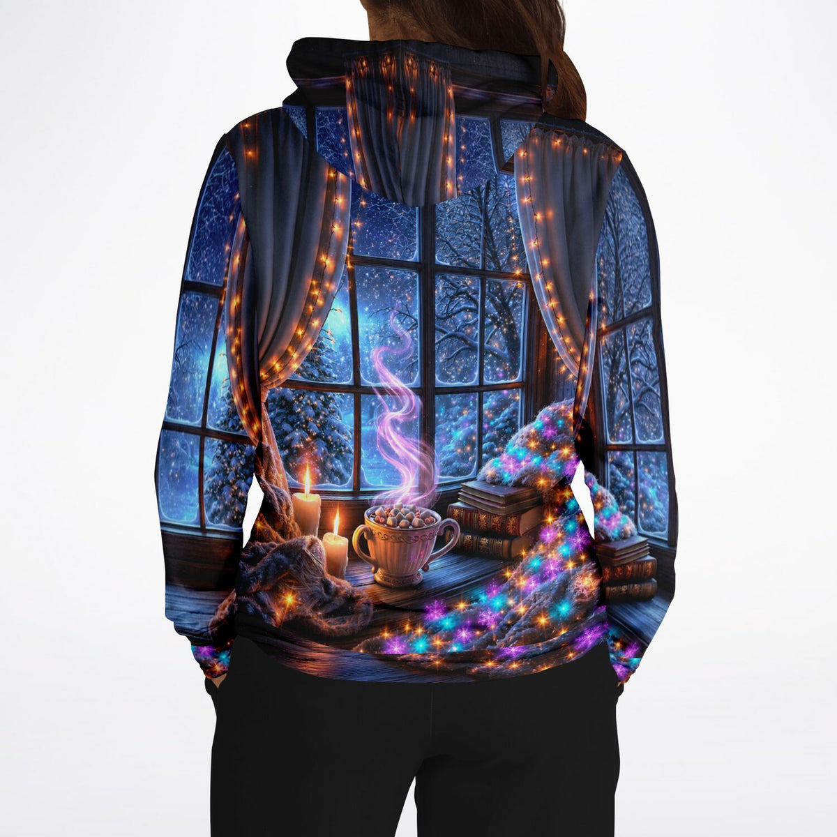 Dreamer Hoodie mit stimmungsvollem Weihnachtszauber-Motiv, Fensterblick auf Winterlandschaft, Lichterketten und Kakao.