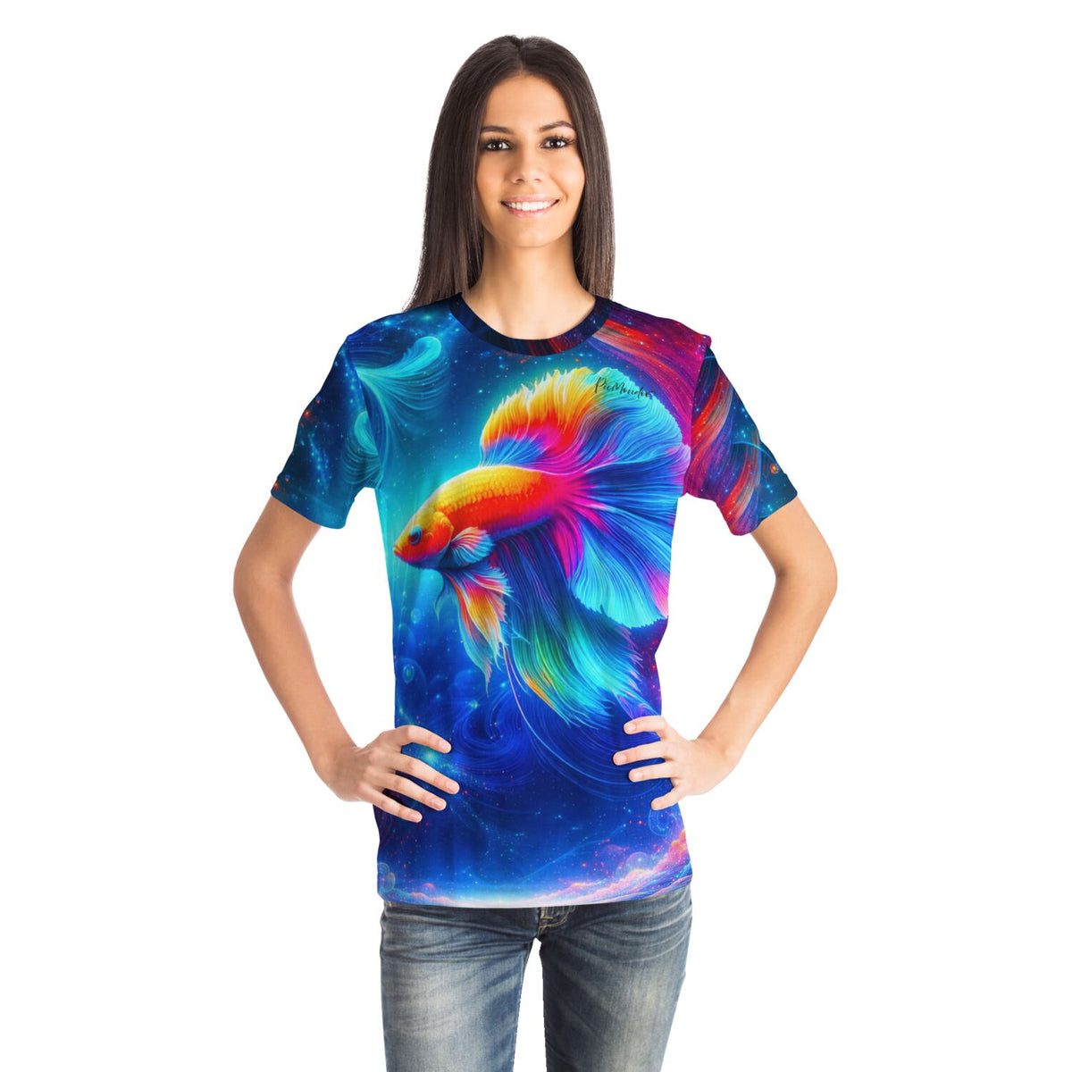 Frau trägt Dreamer T-Shirt mit buntem Kampffisch-Motiv, inspiriert von Diamond Painting und Malen nach Zahlen Designs