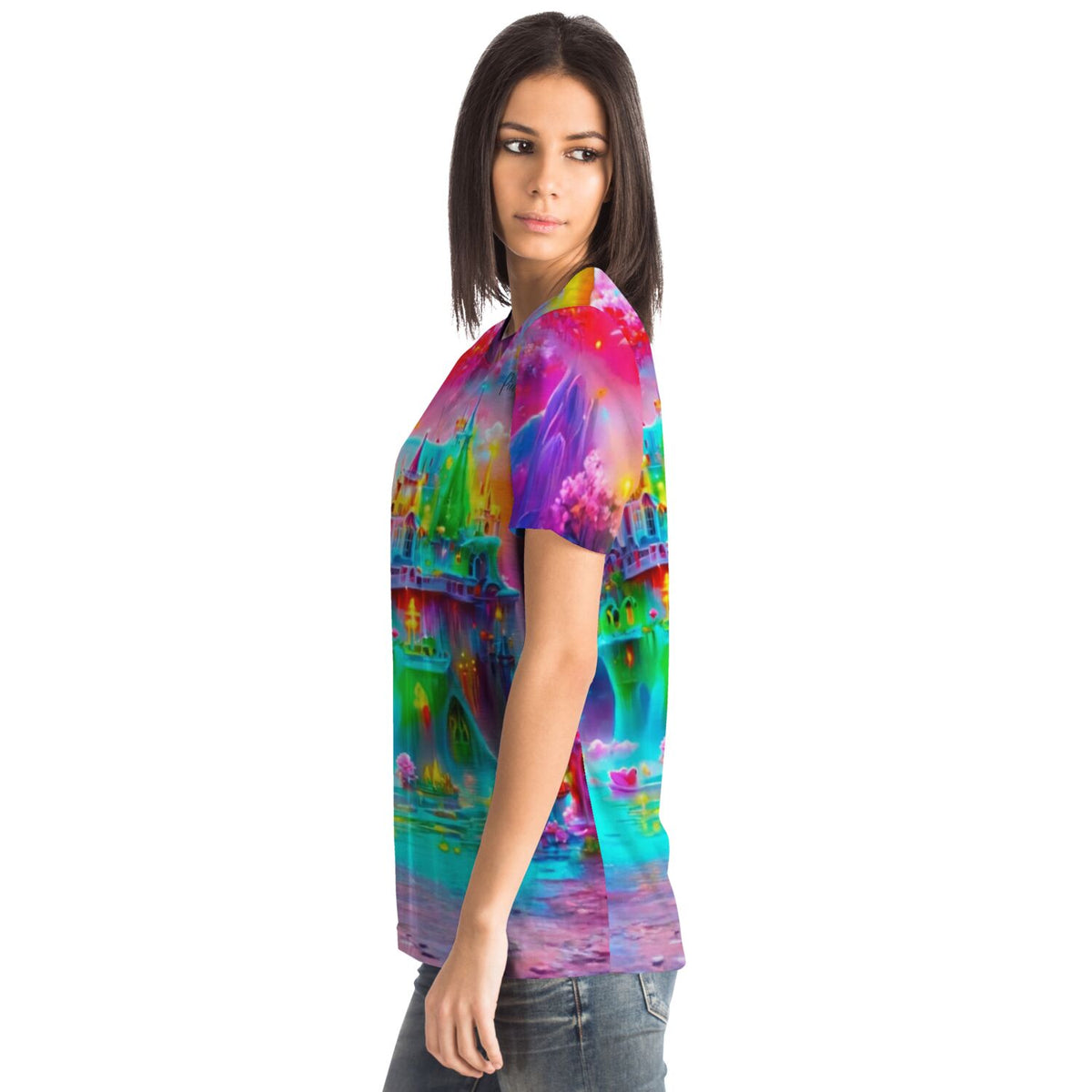 Frau trägt Dreamer T-Shirt mit buntem Märchenschloss-Motiv im Stil von Diamond Painting und Malen nach Zahlen Designs