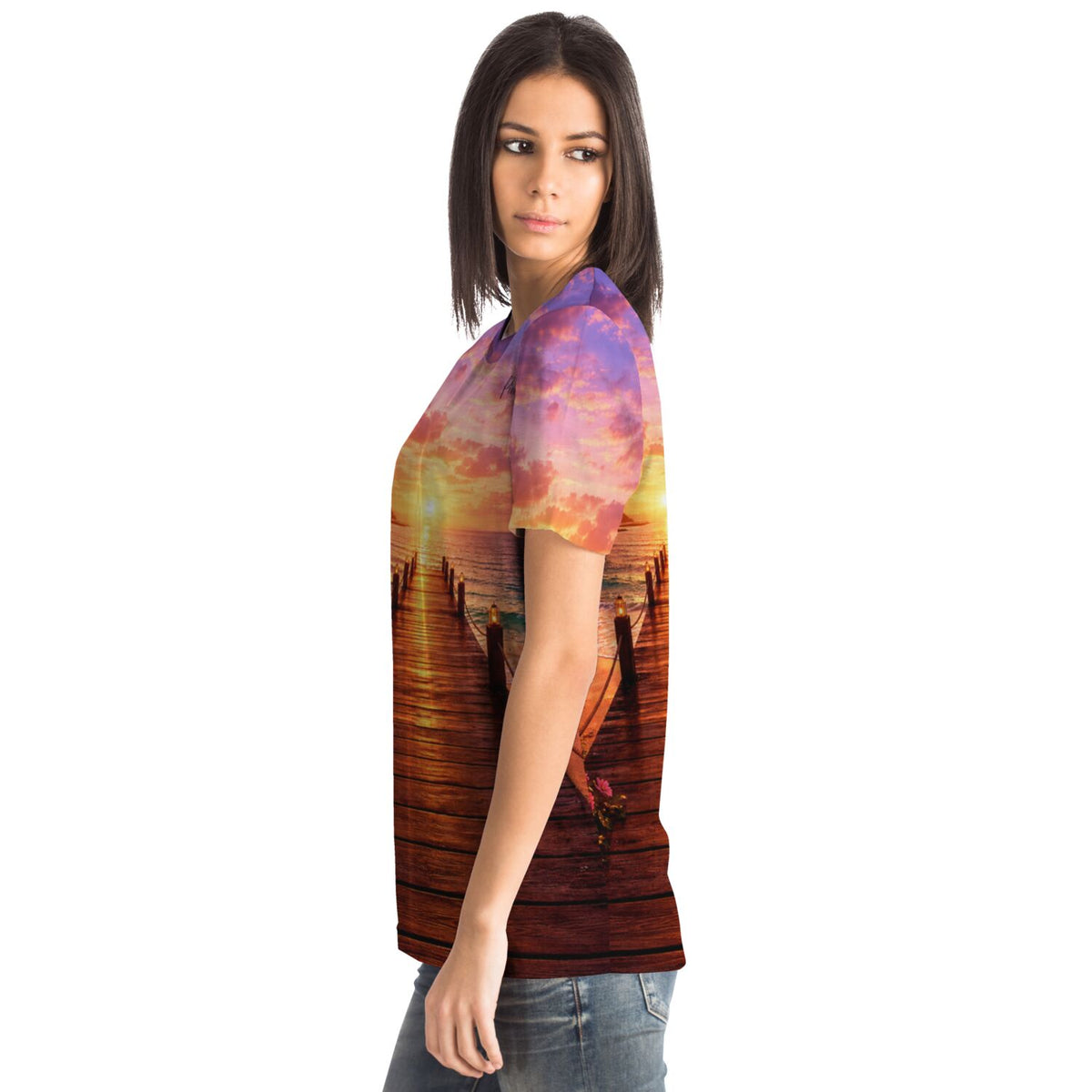 Frau trägt Dreamer T-Shirt mit idyllischem Steg am Meer bei Sonnenuntergang, passend zu Diamond Painting Motiven