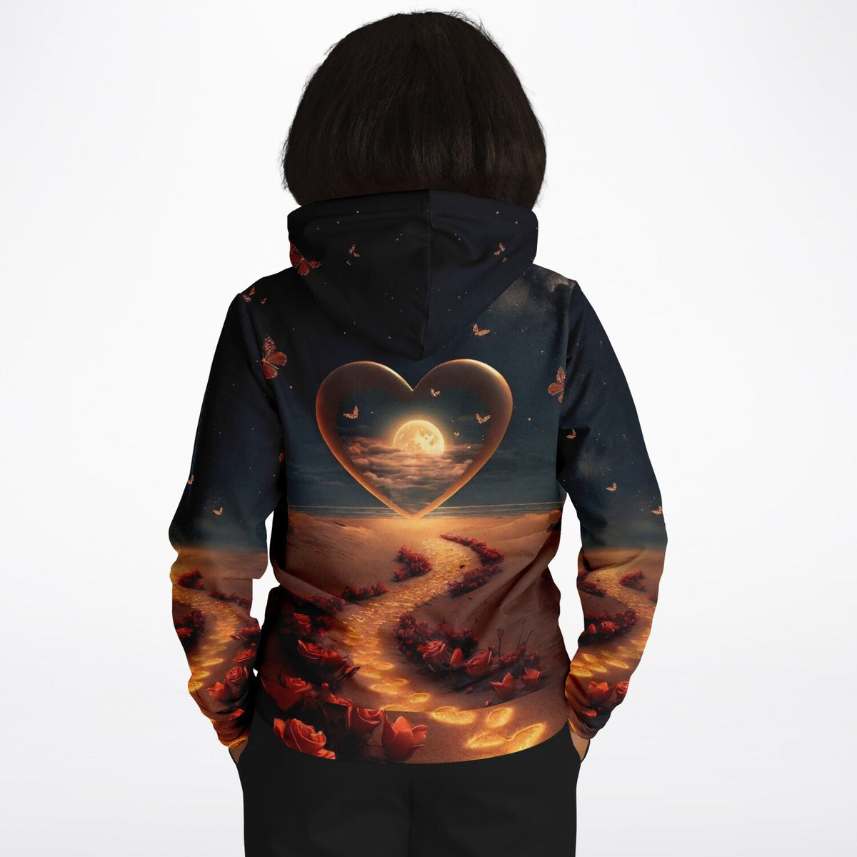 Dreamer Hoodie mit Vollflächendruck: Weg der Liebe Motiv mit Herzförmigem Mond, leuchtenden Blumenpfaden und Schmetterlingen.
