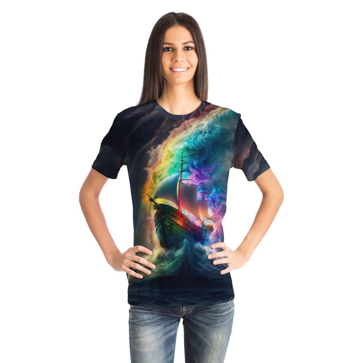 Frau trägt T-Shirt mit buntem Segelschiff Motiv im Stil von Diamond Painting und Malen nach Zahlen Kunstwerken