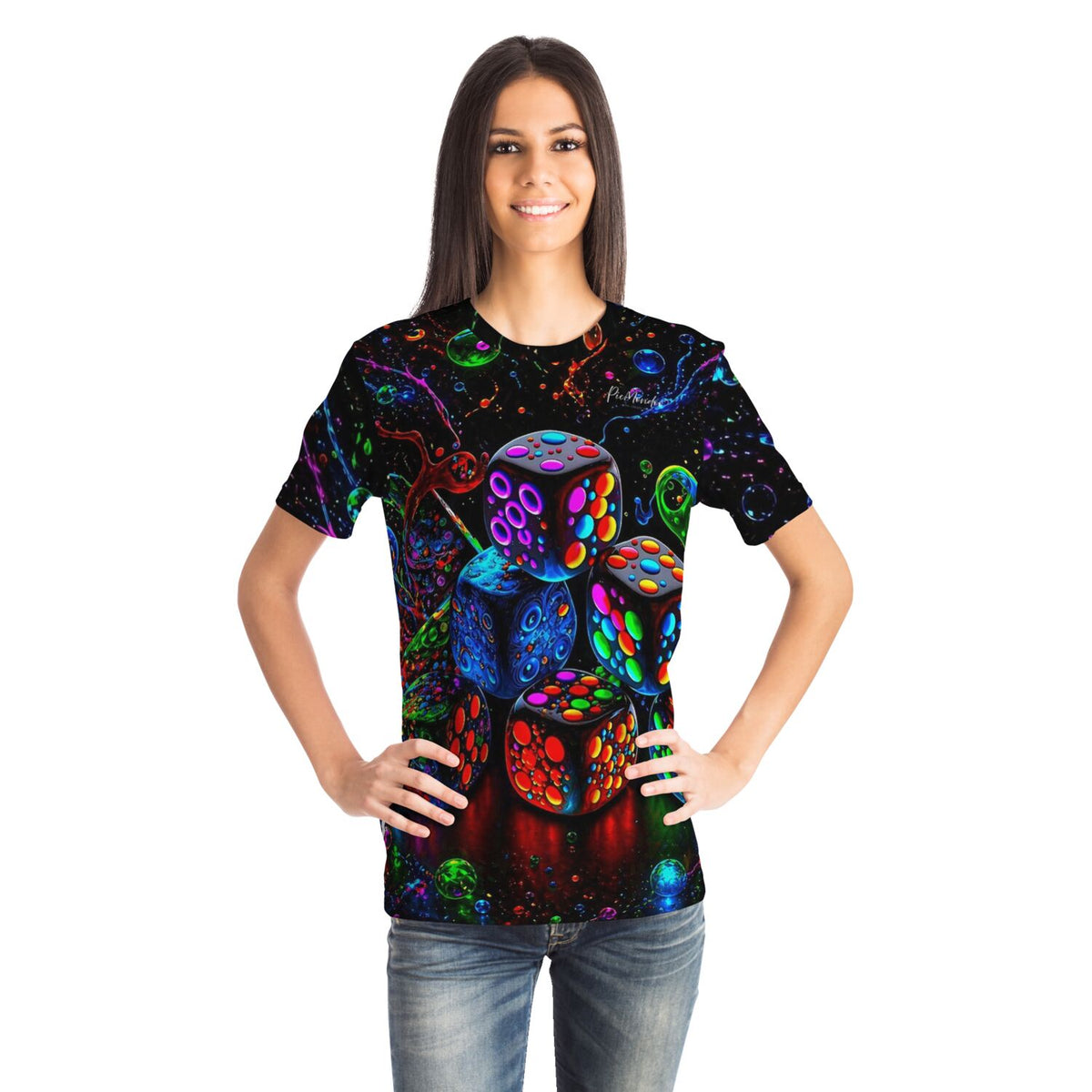 Frau trägt Dreamer T-Shirt mit buntem Würfel-Motiv passend zu Diamond Painting oder Malen nach Zahlen Kunstwerken