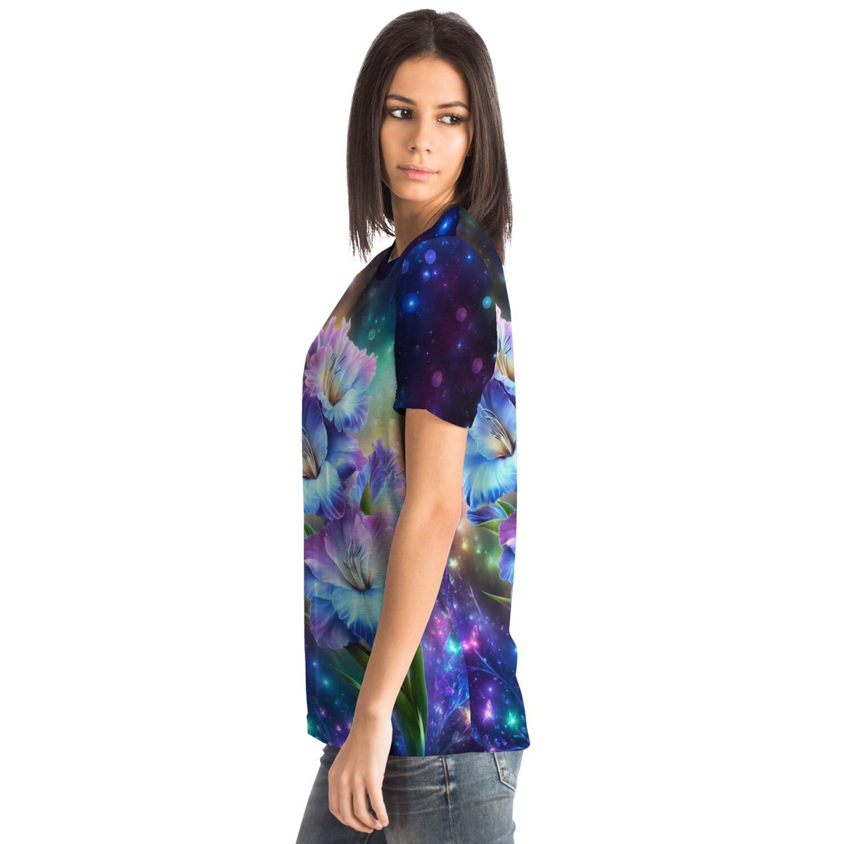 Frau trägt Dreamer T-Shirt mit leuchtendem Blumen- und Galaxie-Print im Stil beliebter Diamond Painting Motive