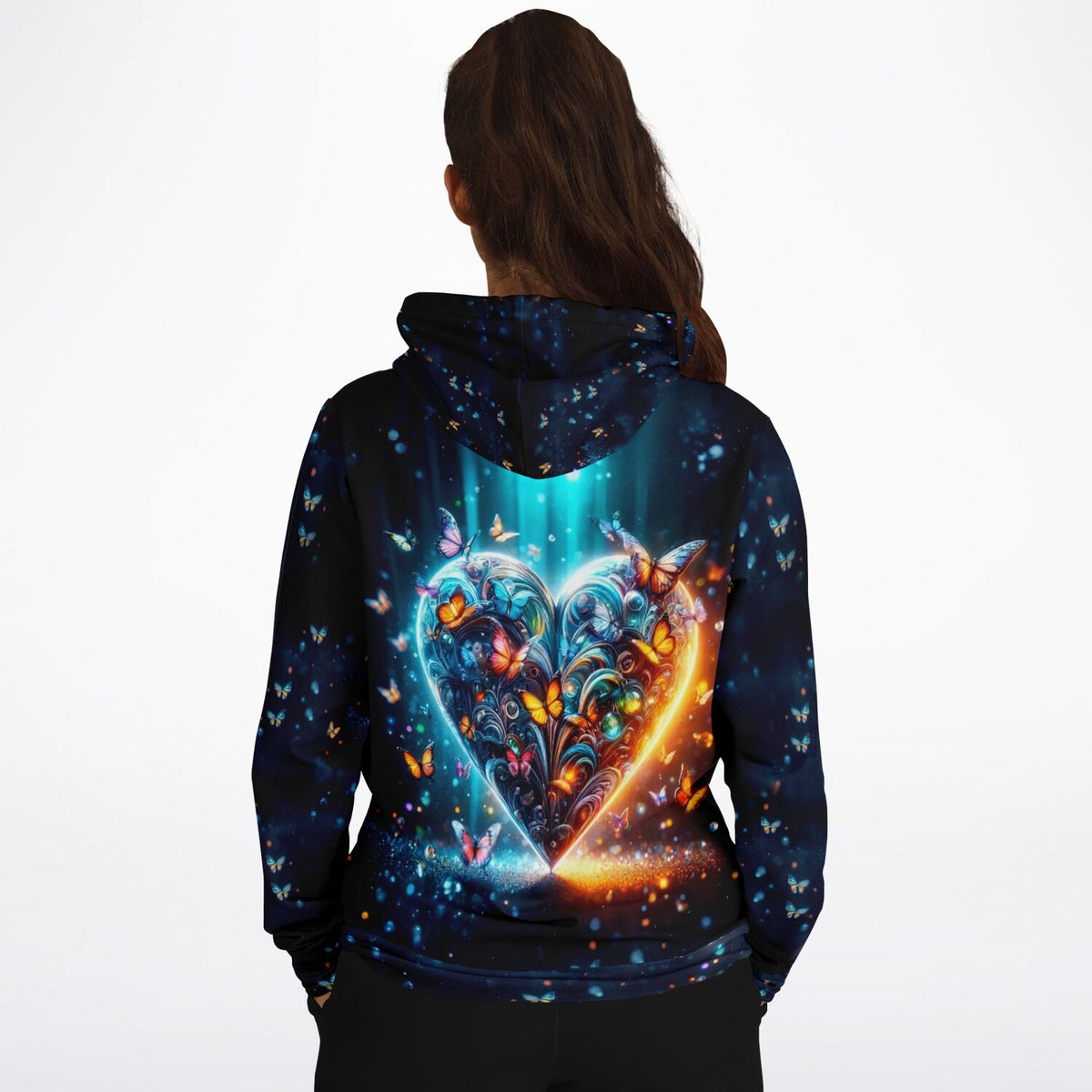 Schwarzer Hoodie mit leuchtendem Schmetterlingsherz-Motiv in lebendigen Farben, ideal für Fans von kreativer Kunst.
