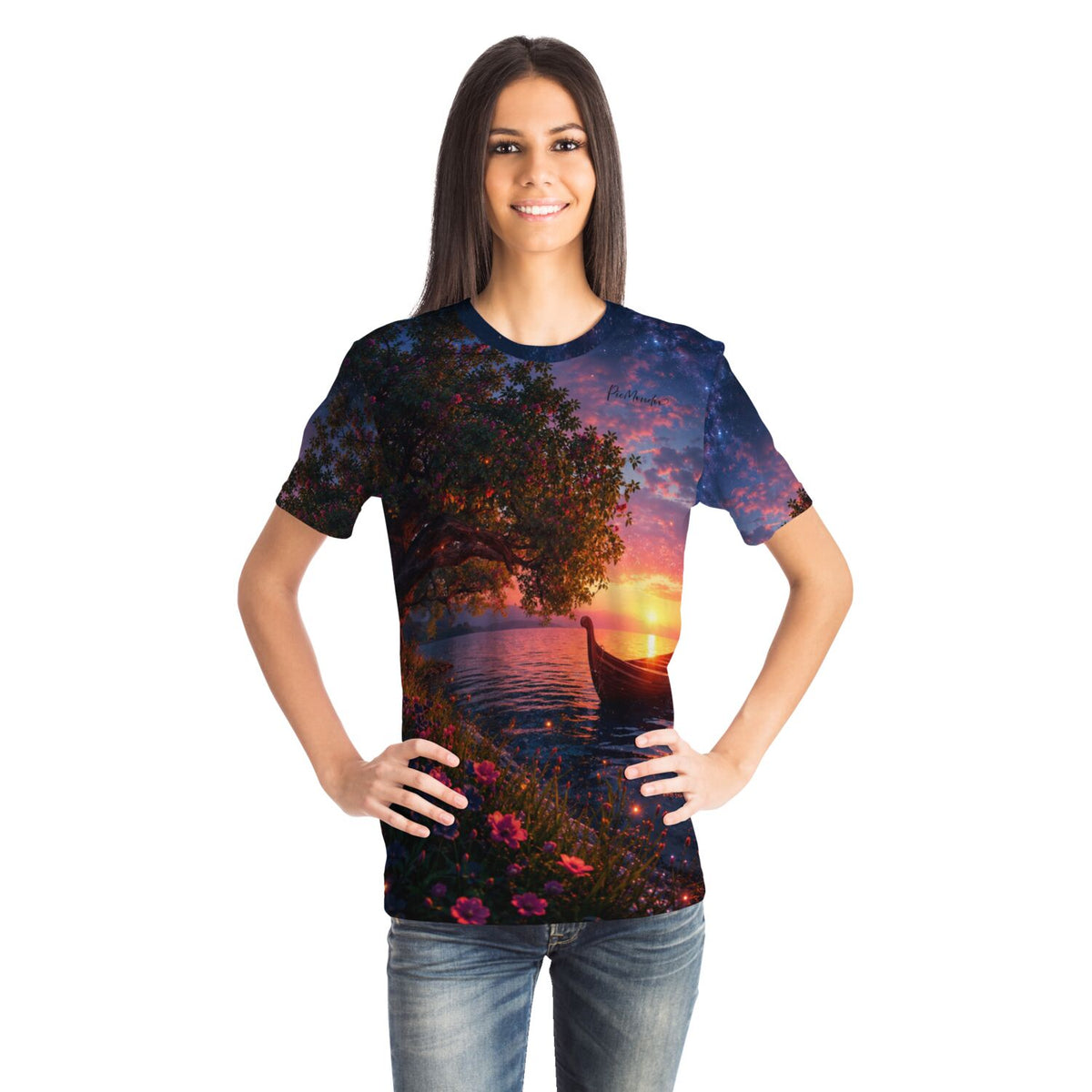 Frau trägt Dreamer T-Shirt mit Diamond Painting Motiv: verträumtes Boot am Seeufer bei Sonnenuntergang und Sternenhimmel.