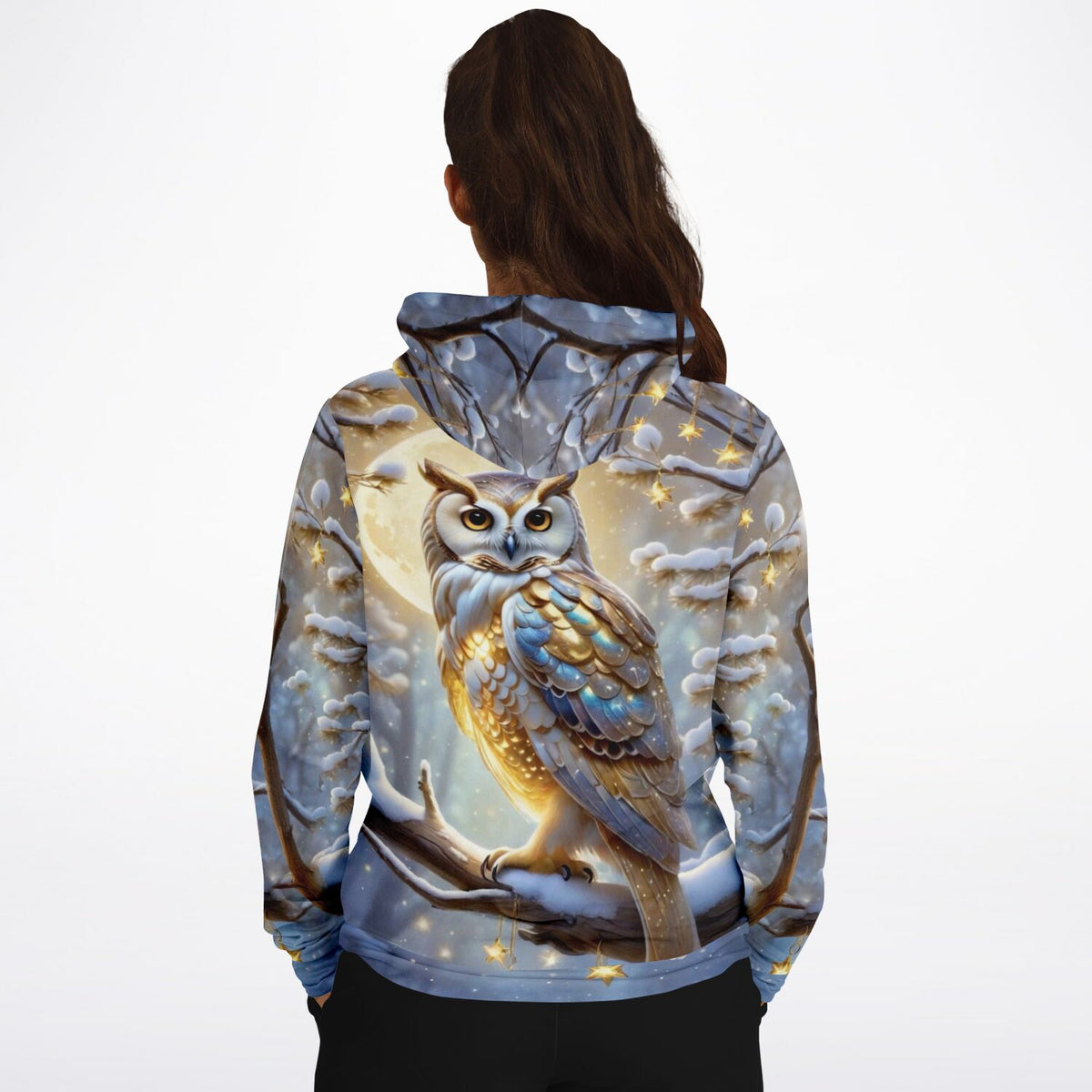 Dreamer Hoodie mit Motiv einer goldenen Schneeeule im Winterwald, perfekt für Fans von Malen nach Zahlen & Diamond Painting