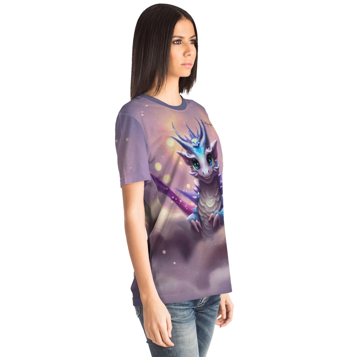 Frau trägt T-Shirt mit niedlichem Drachen-Motiv in Diamond Painting Optik auf lila Hintergrund