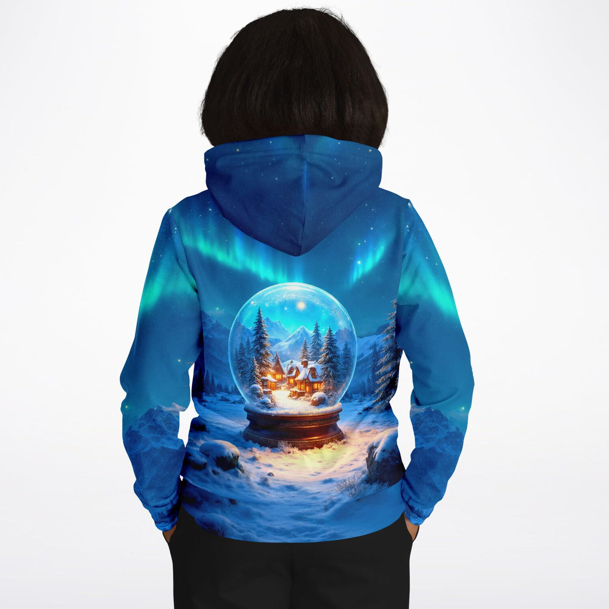 Dreamer Hoodie mit Schneekugel-Motiv, Winterlandschaft und Nordlichtern als kreatives Design für Fans von Diamond Painting
