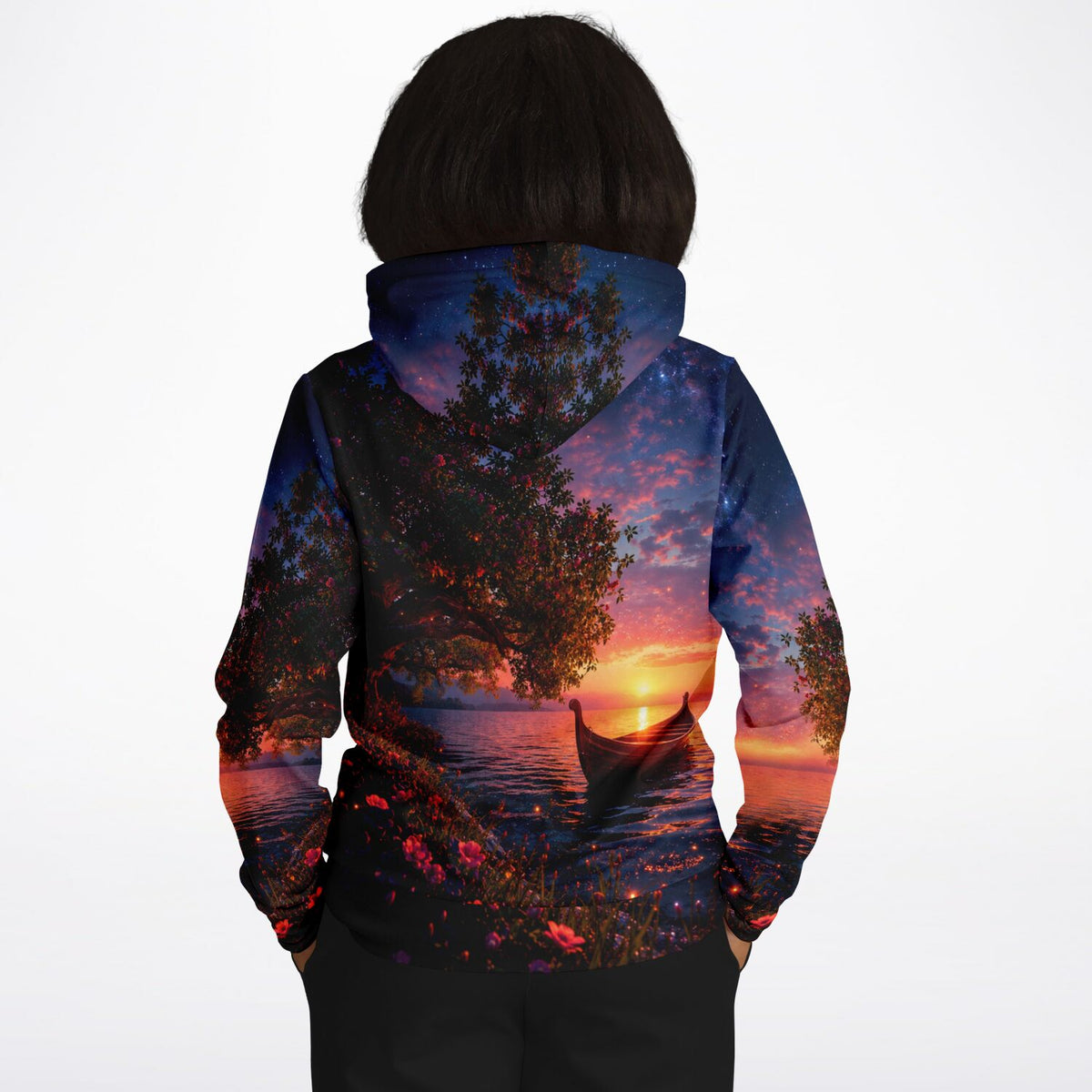 Dreamer Hoodie mit stimmungsvollem Boots-Motiv bei Sonnenuntergang, das an die Detailtiefe von Diamond Painting erinnert.