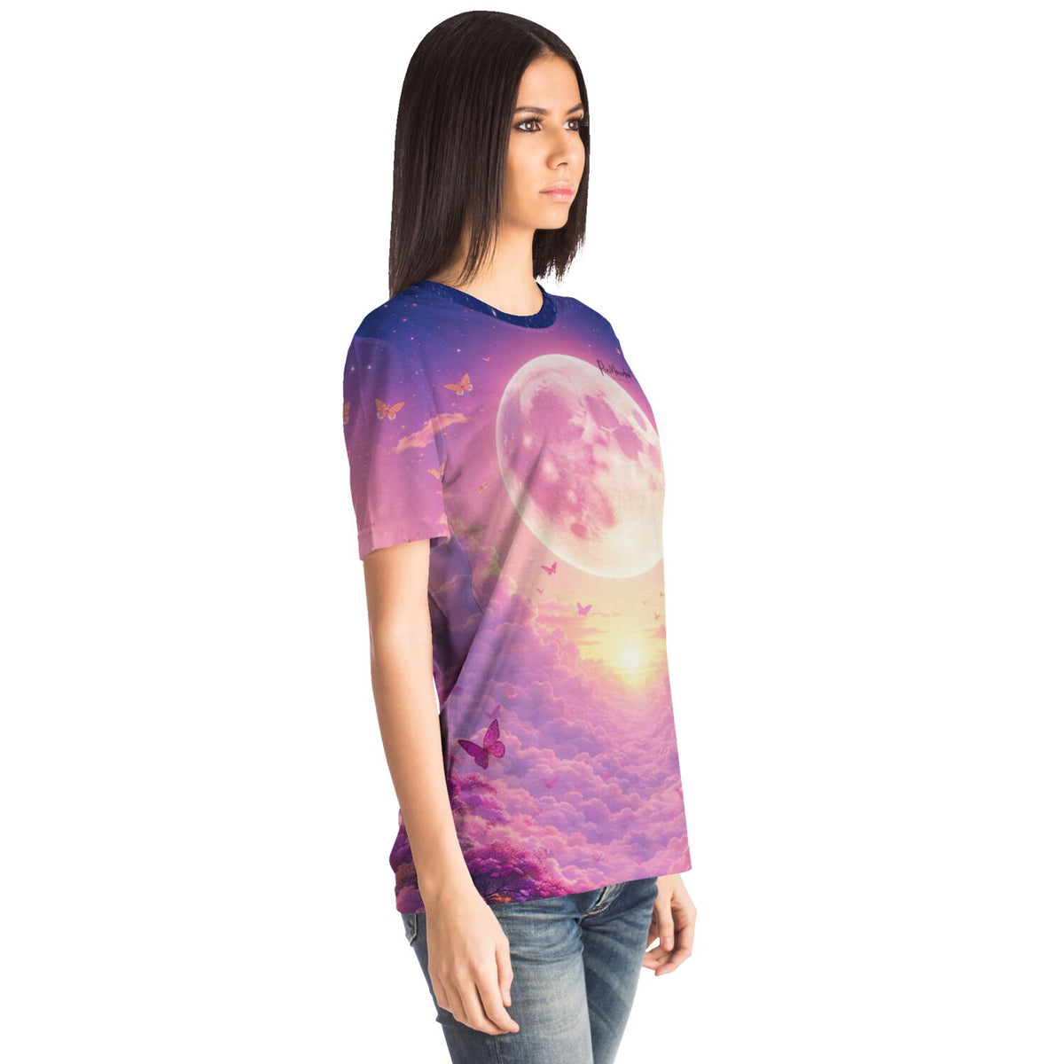 Frau trägt Dreamer T-Shirt mit Wolkenreich-Motiv, inspiriert von Diamond Painting und Malen nach Zahlen Designs