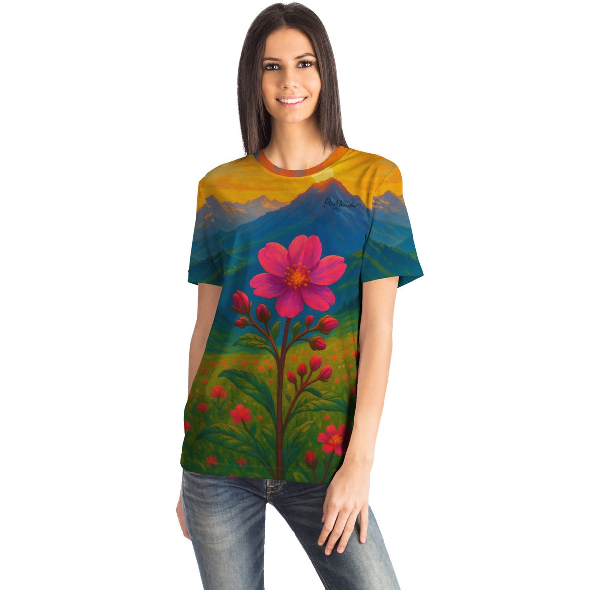 Frau trägt Dreamer T-Shirt mit Gebirgsblume Motiv, kunstvoll wie ein Malen nach Zahlen oder Diamond Painting Motiv.