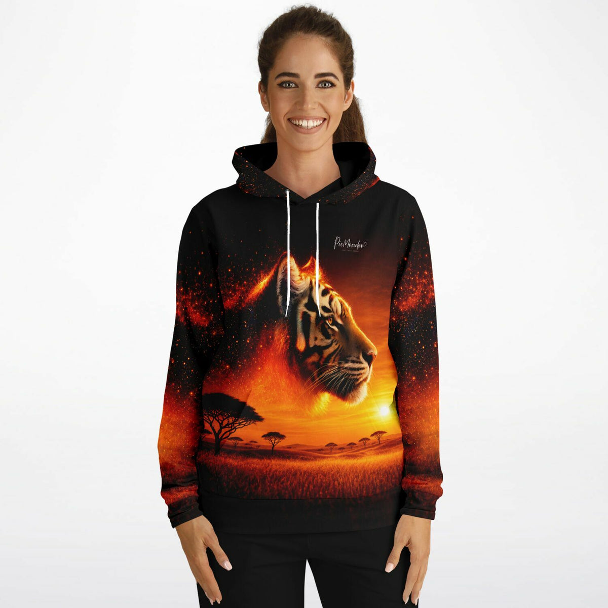 Frau trägt Hoodie mit Feuerherz Tiger Motiv – exklusives Design inspiriert durch Diamond Painting und Kunst bei Picmondoo