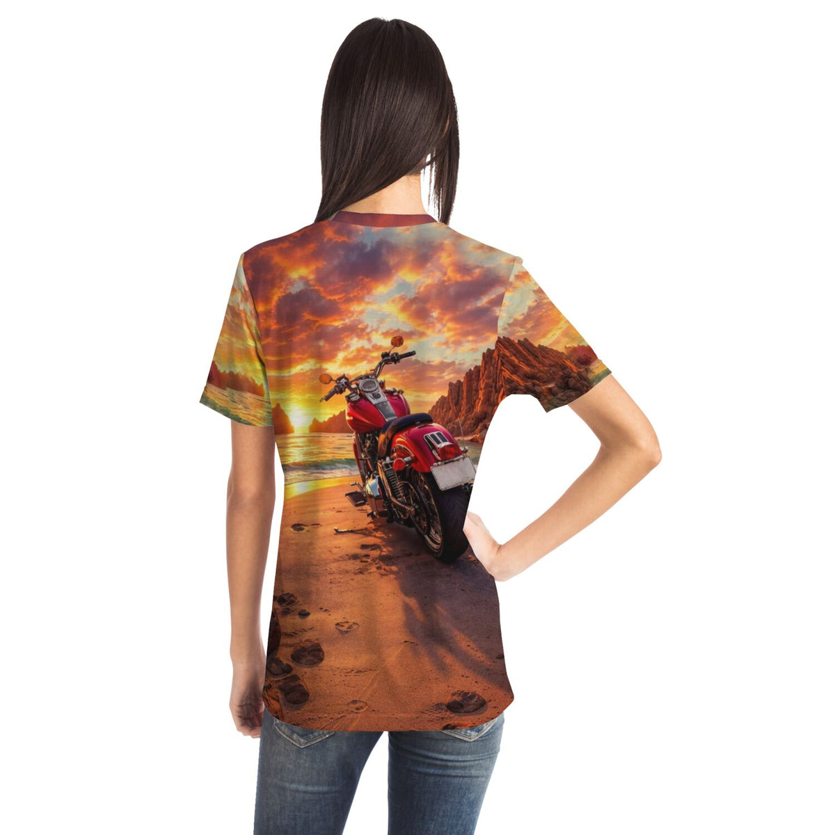Frau trägt T-Shirt mit Motorrad am Strand bei Sonnenuntergang - Motiv inspiriert von Diamond Painting und DIY-Kunst