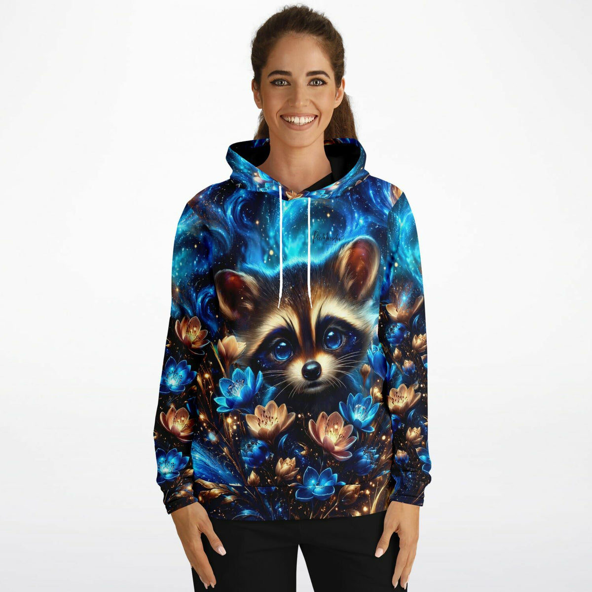 Frau trägt Dreamer Hoodie mit Waschbär-Motiv in blauem Sternenhimmel-Design, passend zu Diamond Painting Kunstwerken