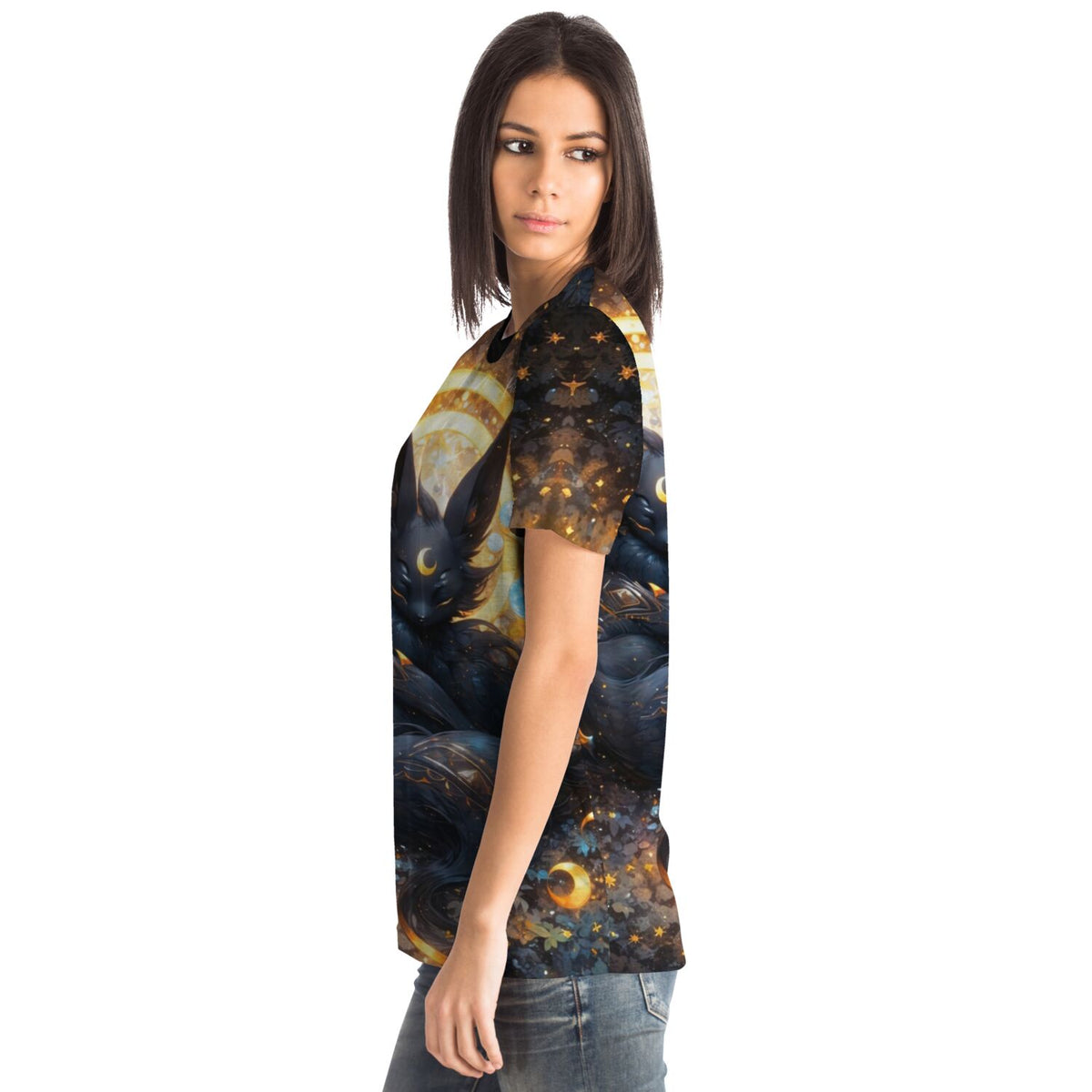 Frau trägt Dreamer T-Shirt mit mystischem nächtlichem Wesen und goldenen Mond-Symbolen im Fantasy-Design