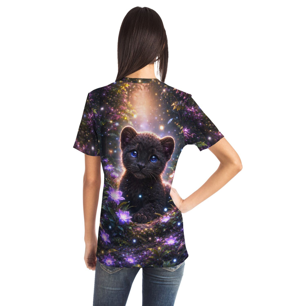 Frau trägt Dreamer T-Shirt mit mystischem schwarzem Panther-Baby im Wald, perfekt für Fans von Diamond Painting und Kunst