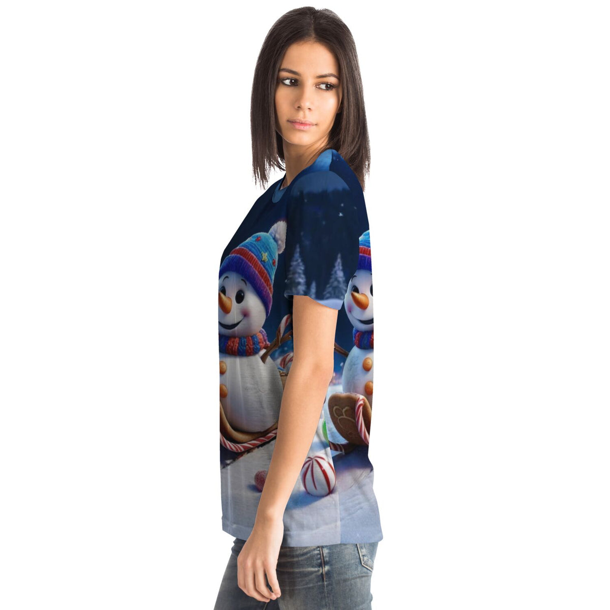 Frau trägt Dreamer T-Shirt mit weihnachtlichem Schneemann-Motiv, das an Diamond Painting und Malen nach Zahlen erinnert